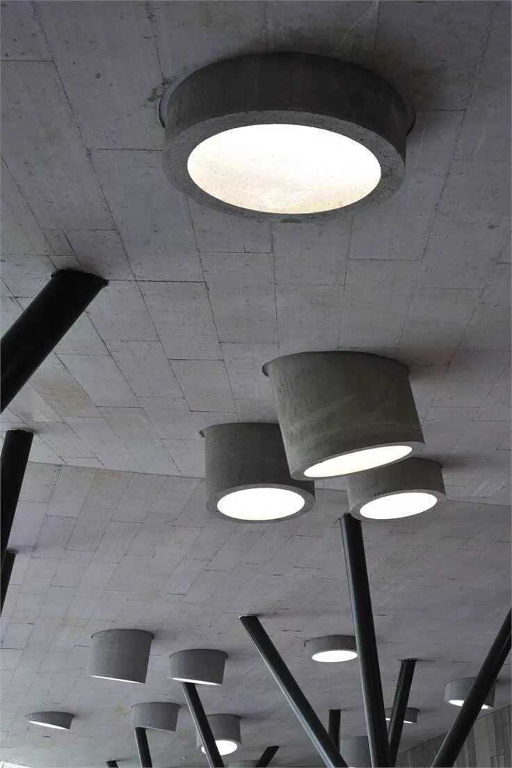 Люстра на бетонном потолке. Светильник под бетон. Светильники на бетонный потолок. Подвесной светильник под бетон. Светильник из бетона.