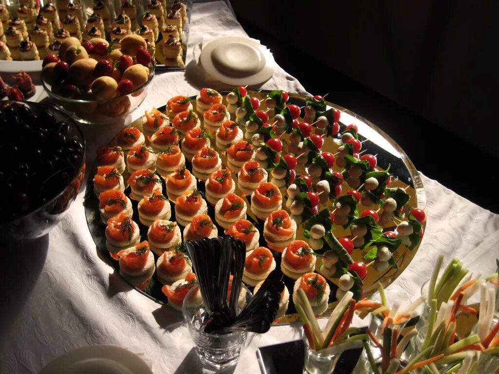 посуда для банкета фуршета. чем удивить коллег на день рождения. фуршетное меню для детей. фуршет на 23 февраля. оригинальные канапе для фуршета.