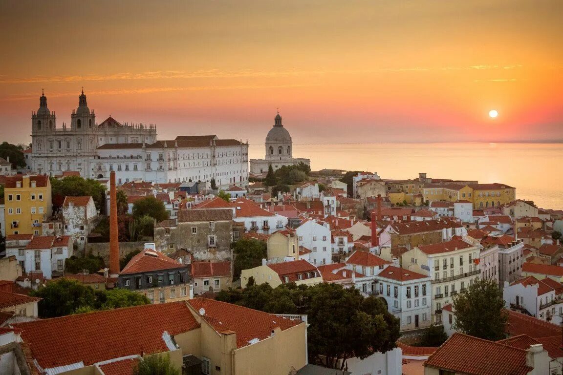 Lisboa portugal. Португалия лиссабон порт. Лиссабон достопримечательности. Lisboa portugal. Лиссабон вид на тежу.
