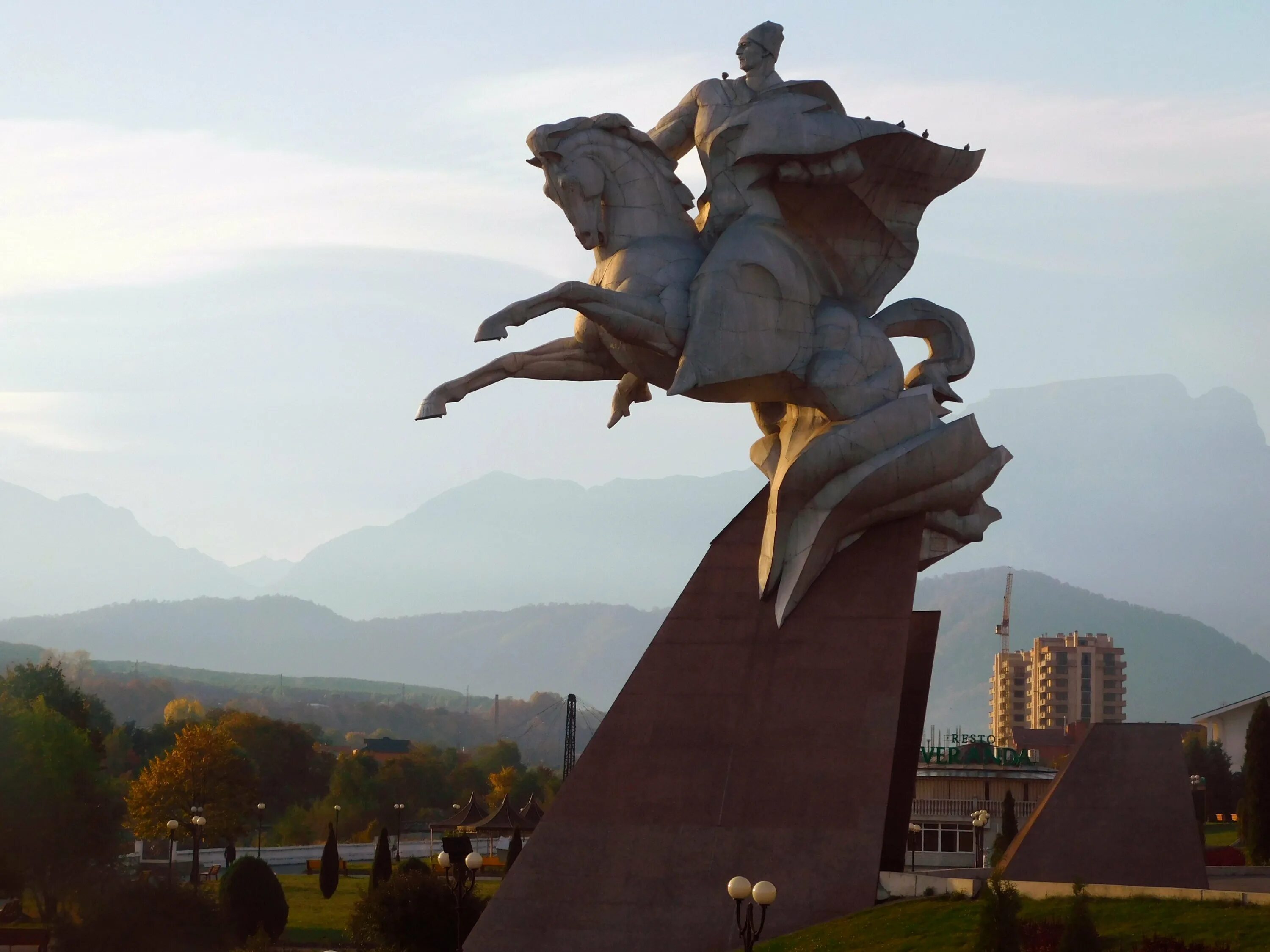 Осетия уфа. Памятник Исса Плиеву Владикавказ. Исса Плиев памятник. Памятник генералу Плиеву во Владикавказе. Исса Александрович Плиев памятник.