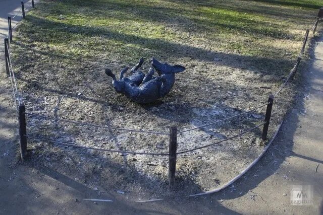 Аптекарский огород скульптуры. Памятник собаке в Аптекарском огороде. Скульптура собаки Аптекарский огород. Ботанический сад МГУ В апреле. Москве несмотря на то что