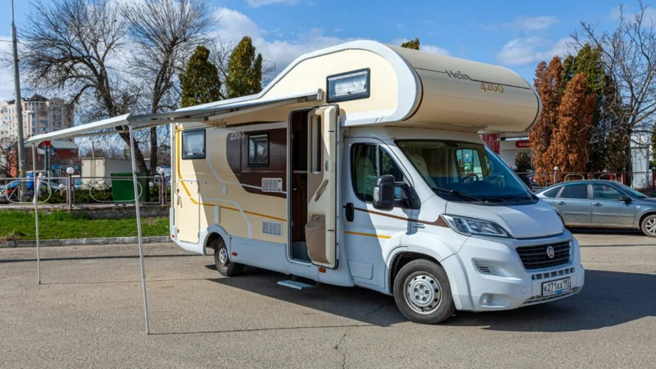 Автодом воронеж острогожская. Адрия кемпер. Дом на колесах воронеж. Adria прицепы автодома. Прицепной автодом адриа.