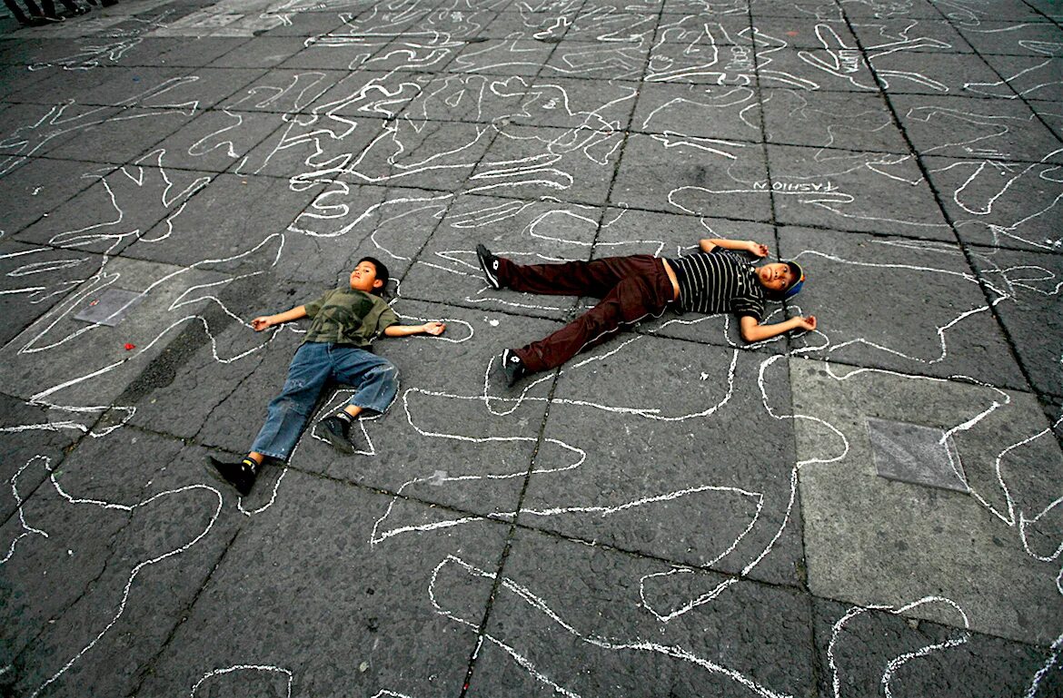 девушка лежит на дороге. девушка лежит на асфальте. мужчина лежит лицом вниз. парень лежит на асфальте. человек на асфальте лежит.