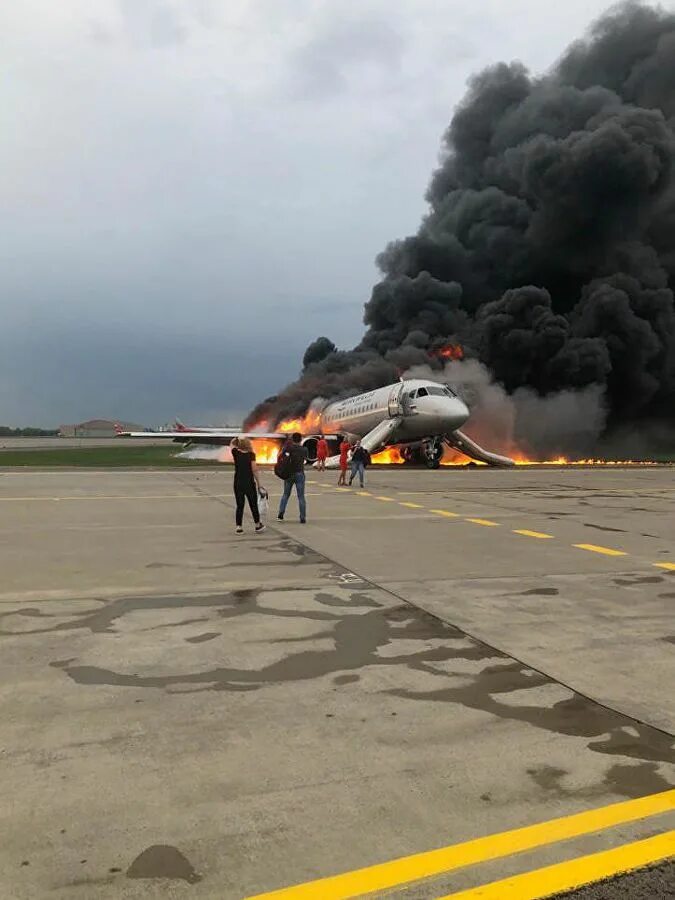 Авиакатастрофа 2019 5 мая. Суперджет 100 пожар в Шереметьево. Шереметьево 2019 трагедия. Авиакатастрофа Суперджет в Шереметьево.