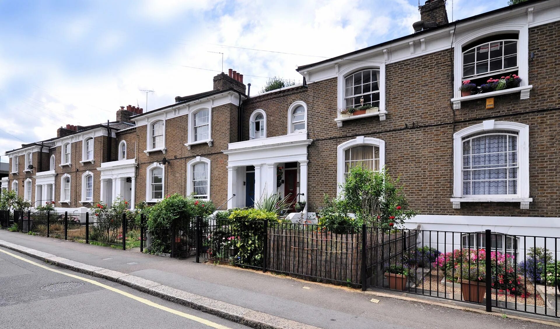 Housing in uk. A Terrace House в Англии. Георгианский таунхаус Лондон. Terraced Houses в Англии. Terraced Houses (Row House) Великобритания.