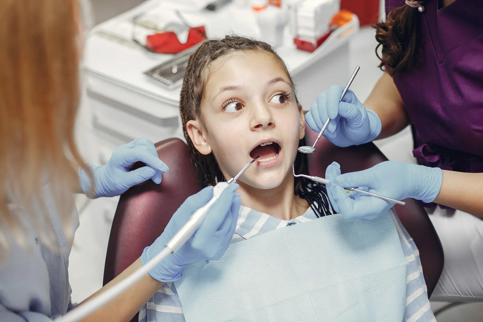 Три стоматолога. Девочка у дантиста. Дети в роли дантиста. Поход к стоматологу для подростков. Маленькая девочка у зубного врача.