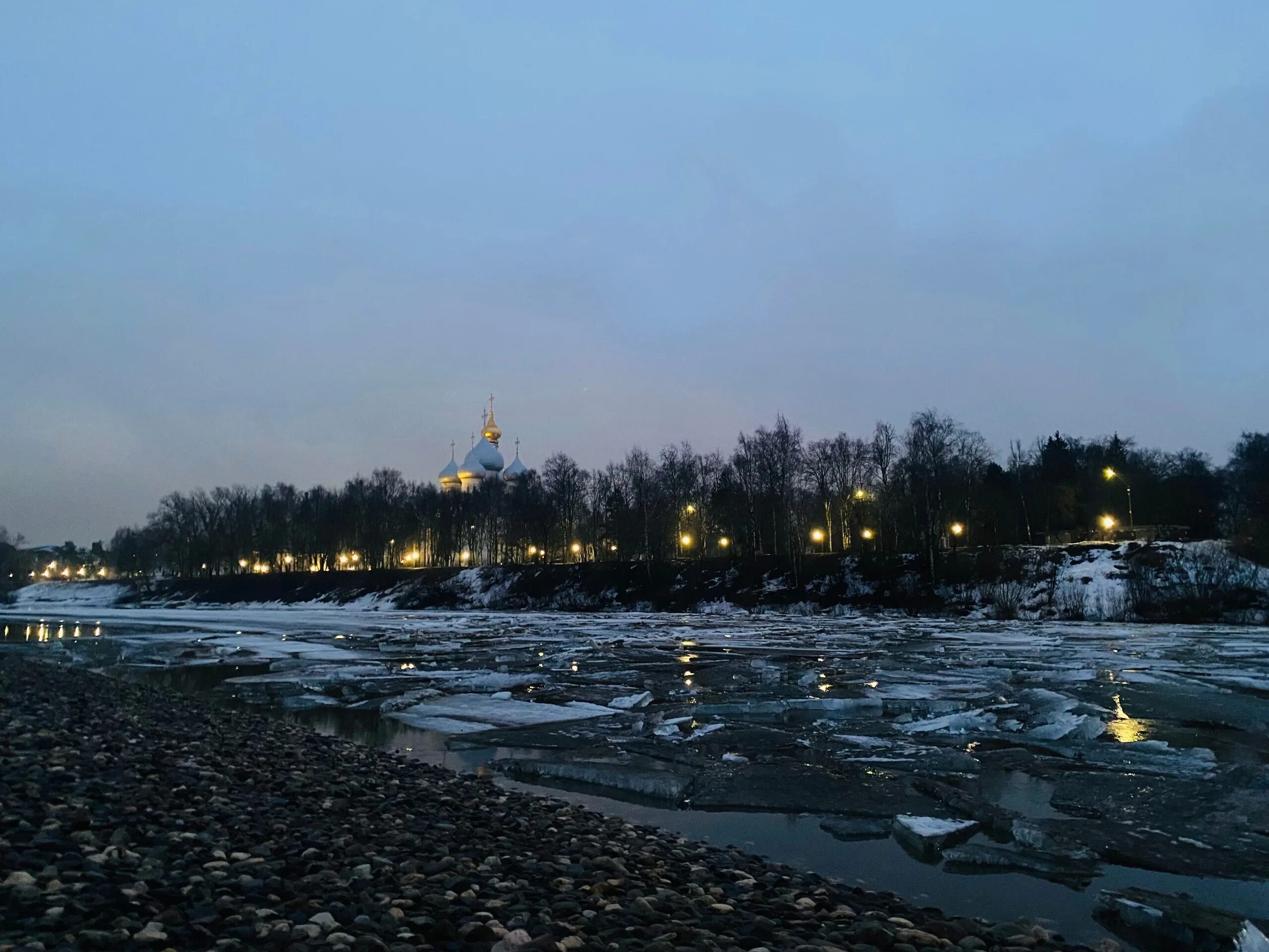 Ледоход в вологодской области. Ледоход. Ледоход в Орле 2023. Ночная Вологда зимой.