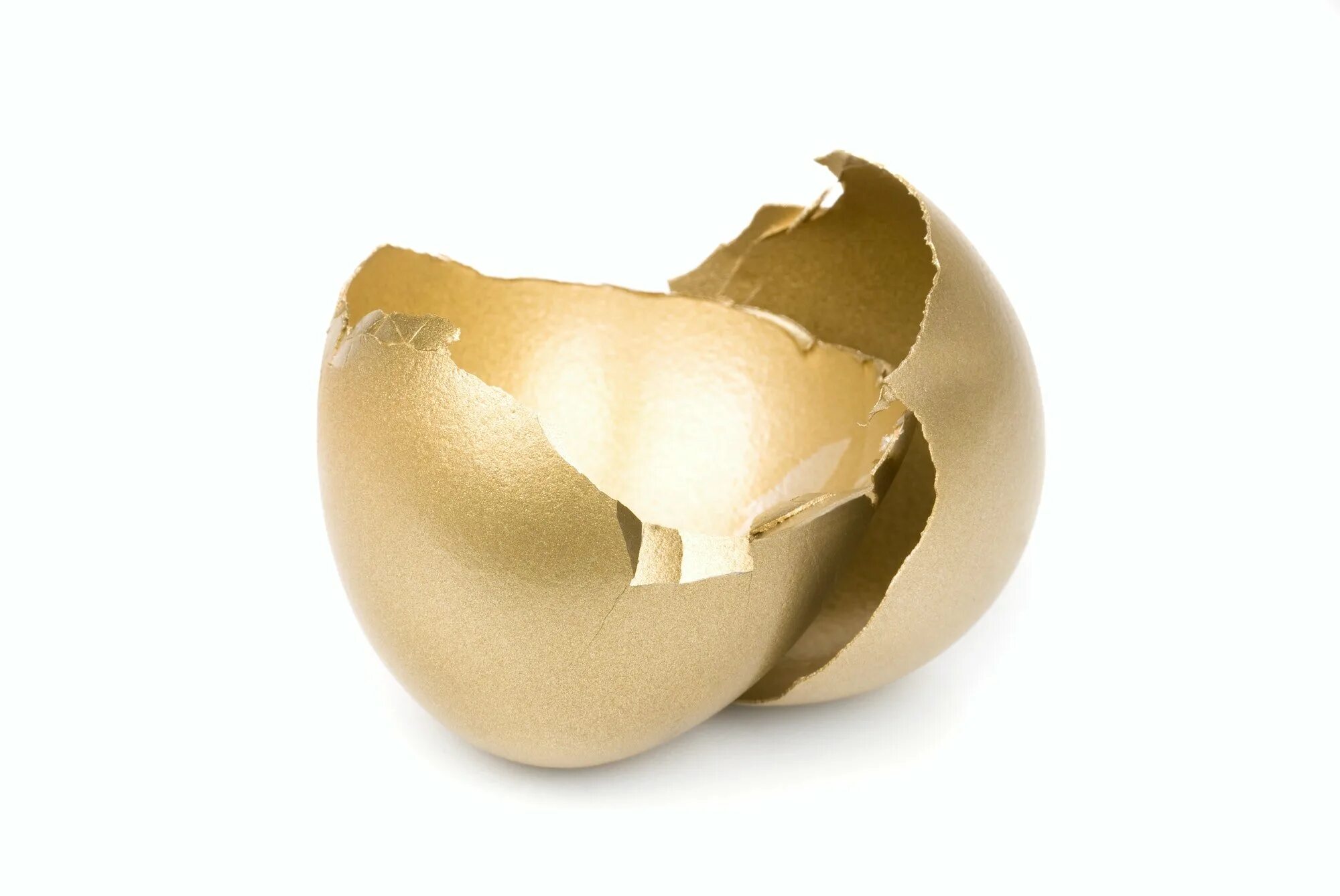 Яйцо в скорлупе золотое. Разбитое золотое яичко. Скорлупа яиц. Разбитое золотое яйцо. Золотое яйцо питалось кровью