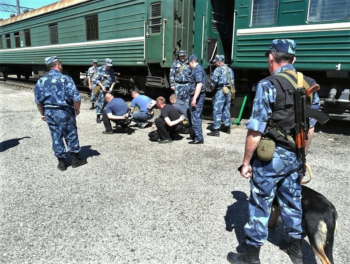 Что такое конвой. Фсин этапирование осужденного. конвой осужденных. конвойная служба. конвоирование зеков.