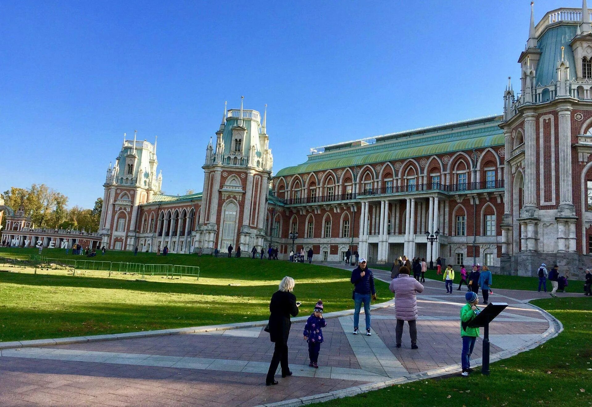 Парк царицыно часы. Подмосковная усадьба Царицыно Архитектор Баженов. Музей усадьба Царицыно. Баженов Царицынский дворец. Архитектор Баженов Царицынский дворец.