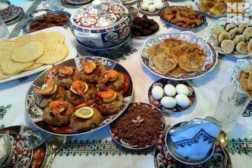 Ураза еда. Курбан байрам праздничный стол. Праздничный стол на Ураза байрам. Мусульманские блюда на праздничный стол. Татарский праздничный стол.