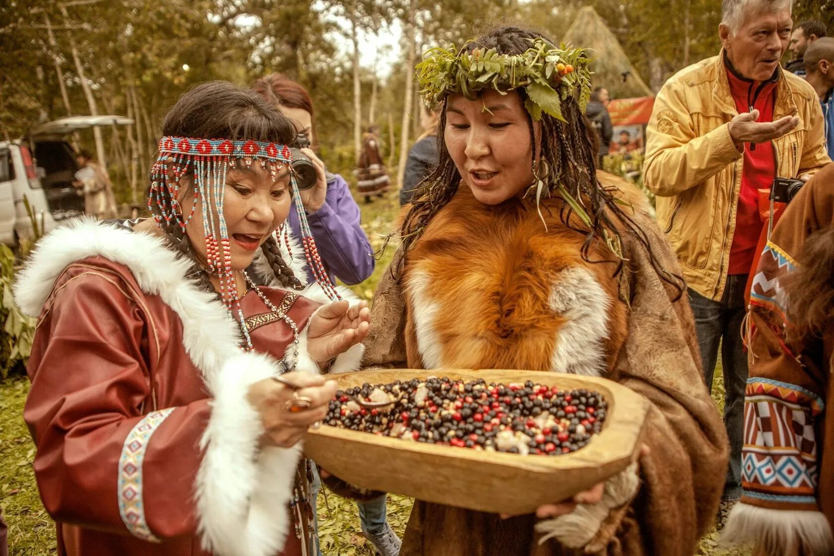 Ненцы, нганасаны, долганы, энцы. Народ лесов. Народ лесов. Пигмеи народ африки. Эквадор ваорани племя ваорани.