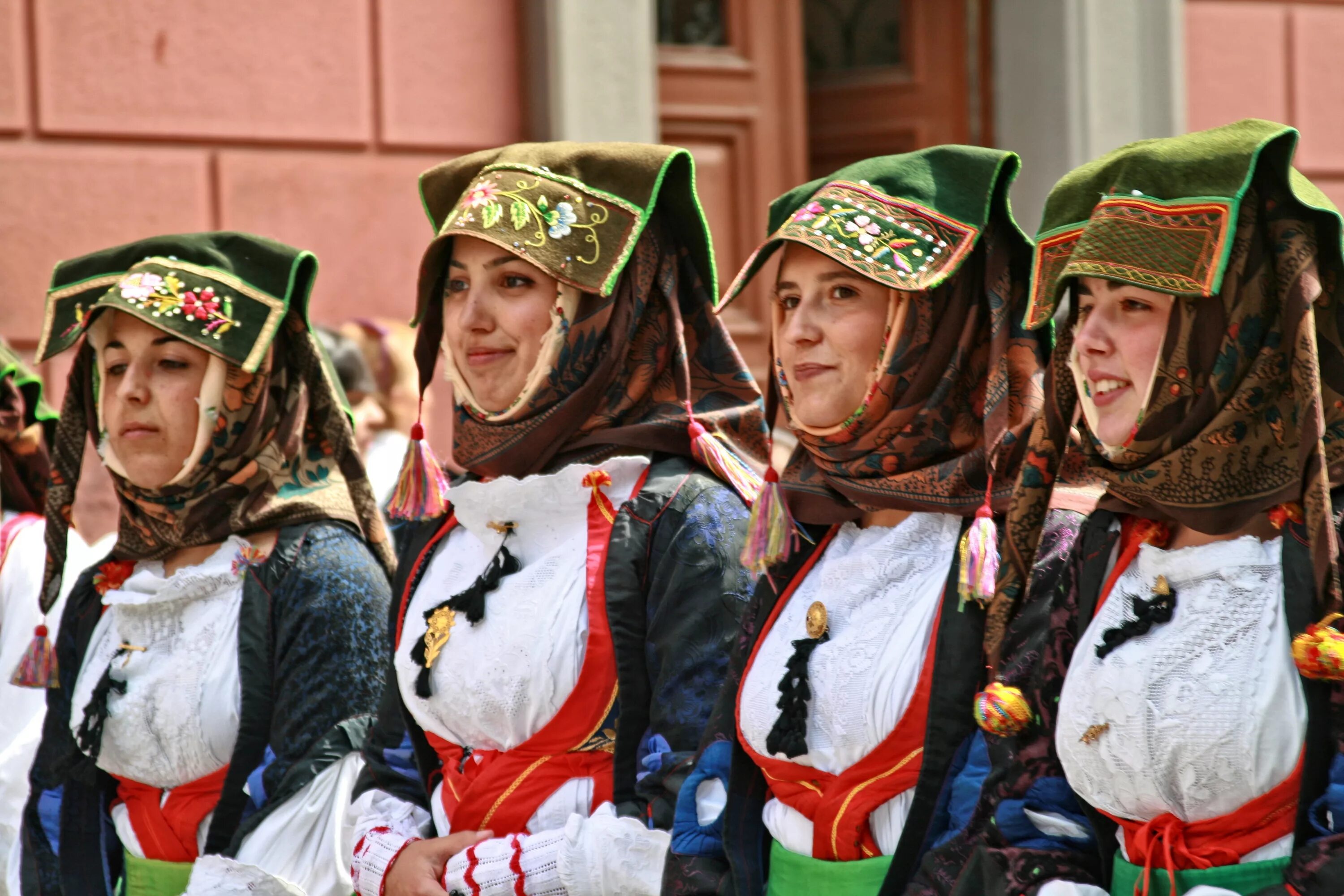 Народы германии и их основные занятия. Италия Сардинцы. Сардиния национальный костюм. Итальянский национальный костюм. Итальянцы народ.