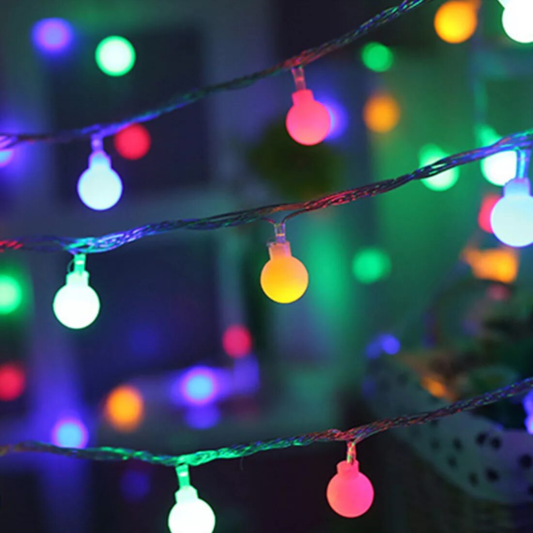 В елочной гирлянде последовательно включают несколько ламп. Гирлянда Новогодняя. Гирлянда шарики. Гирлянда лампочки. Гирлянда многоцветная.