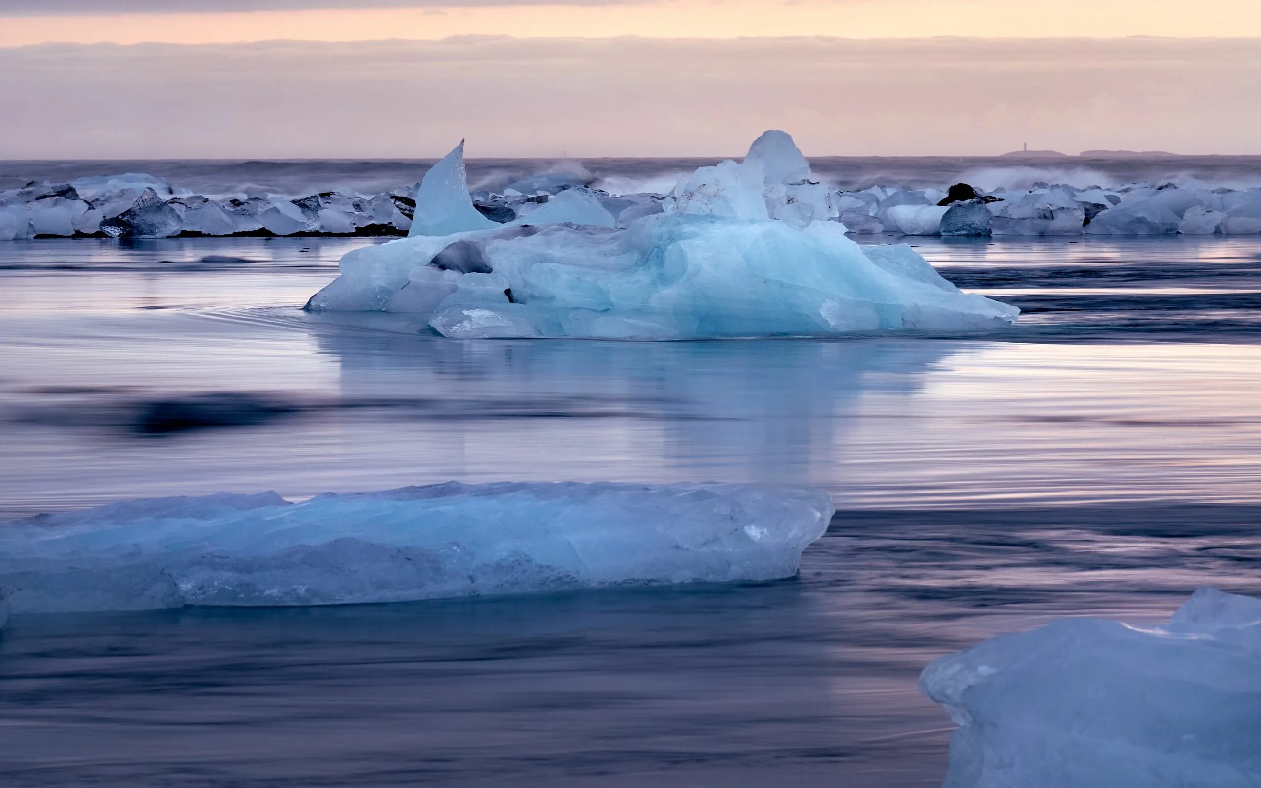 Лед снег состояние воды. Ледяное море. Льдина в море. Море зимой. Лед на море.