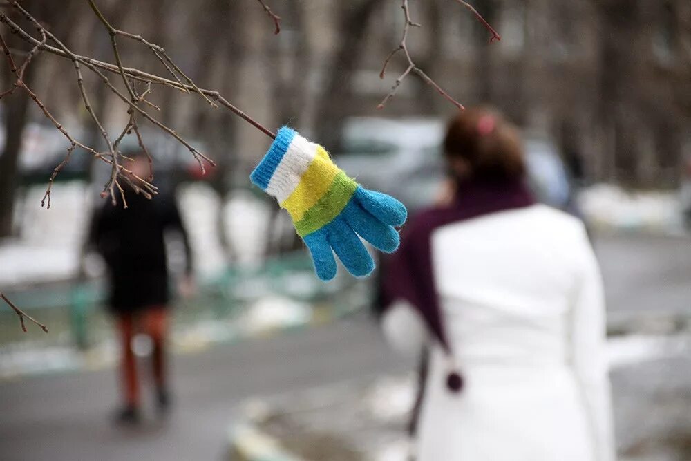 весна холод. девушка с цветами зимой. дети с цветами. жду весну. красивые зимние цветы.