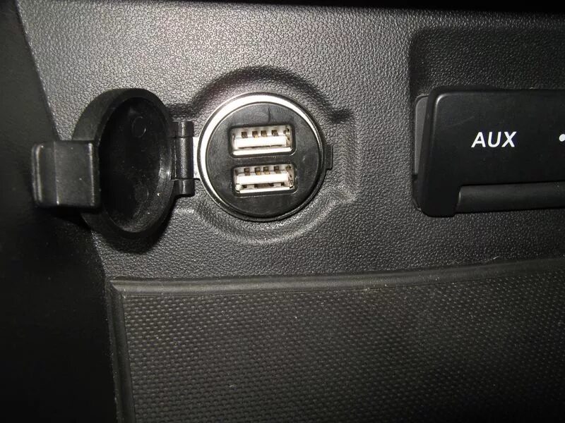 Вход для автомобилей. Kia Ceed 2008 USB aux порт. USB зарядка Kia Ceed. USB зарядка в заглушку ВАЗ 2107. Kia Optima USB разъем для задних рядов.