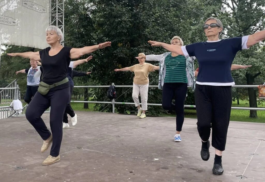 Парк долголетия. Московское долголетие парк Дубки. Московское долголетие спорт. Королевская осанка Московское долголетие. Московское долголетие танго.