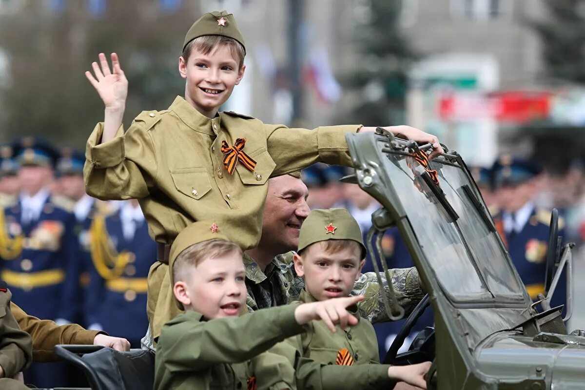 Дети в военной форме на 9 мая. Дети в военной форме на параде. Парад детей на 9 мая в военной форме. Дети на параде 9 мая в форме.