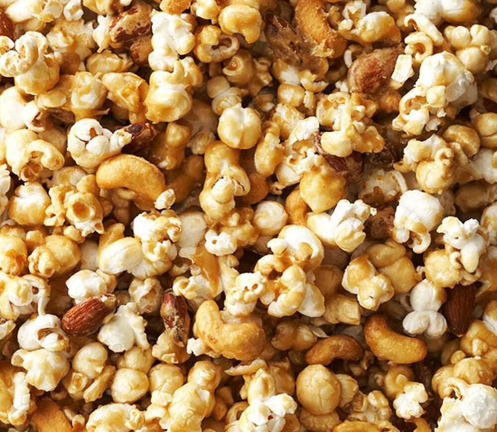 Как приготовить зерна попкорна. Зерна попкорна на сковороде. Как приготовить попкорн. Попкорн на сковороде. Кастрюля для попкорна.