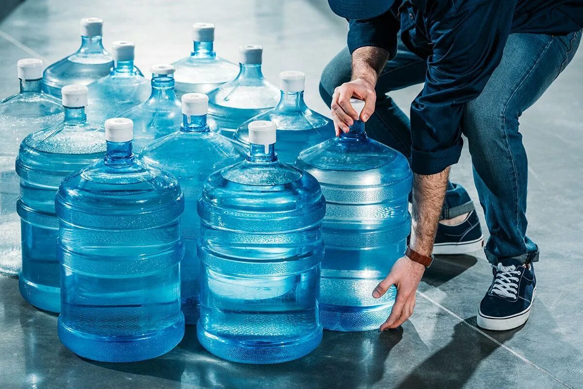 Бутилированная вода. Вода в бутылях. Бутылка для воды. Вода питьевая бутилированная.