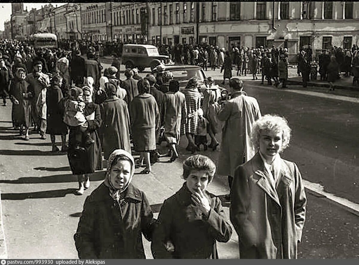 Найти друзей казань. Баумана СССР. Улица Баумана 9 мая 1945 году фотографии. С 1 мая в СССР В Казани. Казань друзья.