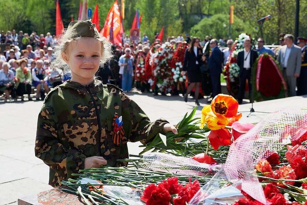 Цвета дня победы. Вечный огонь Сергиев Посад. 9 Мая Сергиев Посад. Вечный огонь день Победы Сергиев Посад. Сергиев Посад возложение цветов.