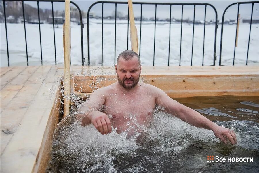 Крещенские купания. Крещенские купания 2024 великий новгород. Купание в купели. Крещенские купания голышом. Крещенские купания в великом новгороде.