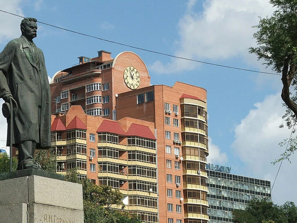 Памятник Максиму Горькому в Ростове-на-Дону. Памятник Горькому в Ростове. Памятник Горькому в Ростове на Дону на набережной.