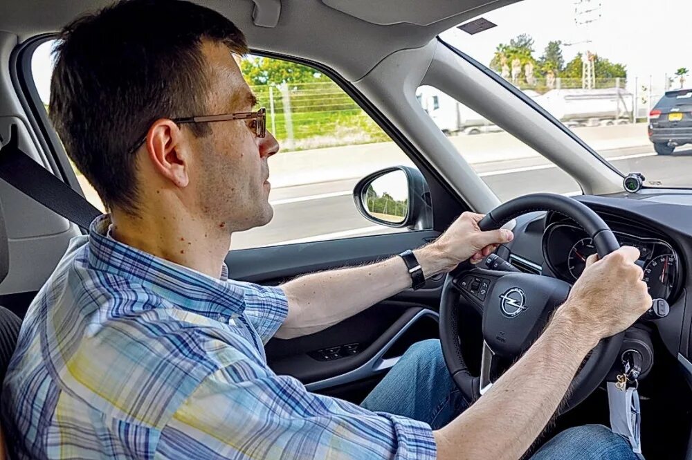 Водитель и автомобиль. Авто 1 водитель. Авто 1 водитель. Водитель за рулем. Водитель в машине.