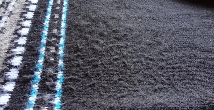 Катышки на трикотаже. Футболка с катышками. Катышки на шерстяном пальто. Ворсинки на одежде. Катышки на трикотаже.