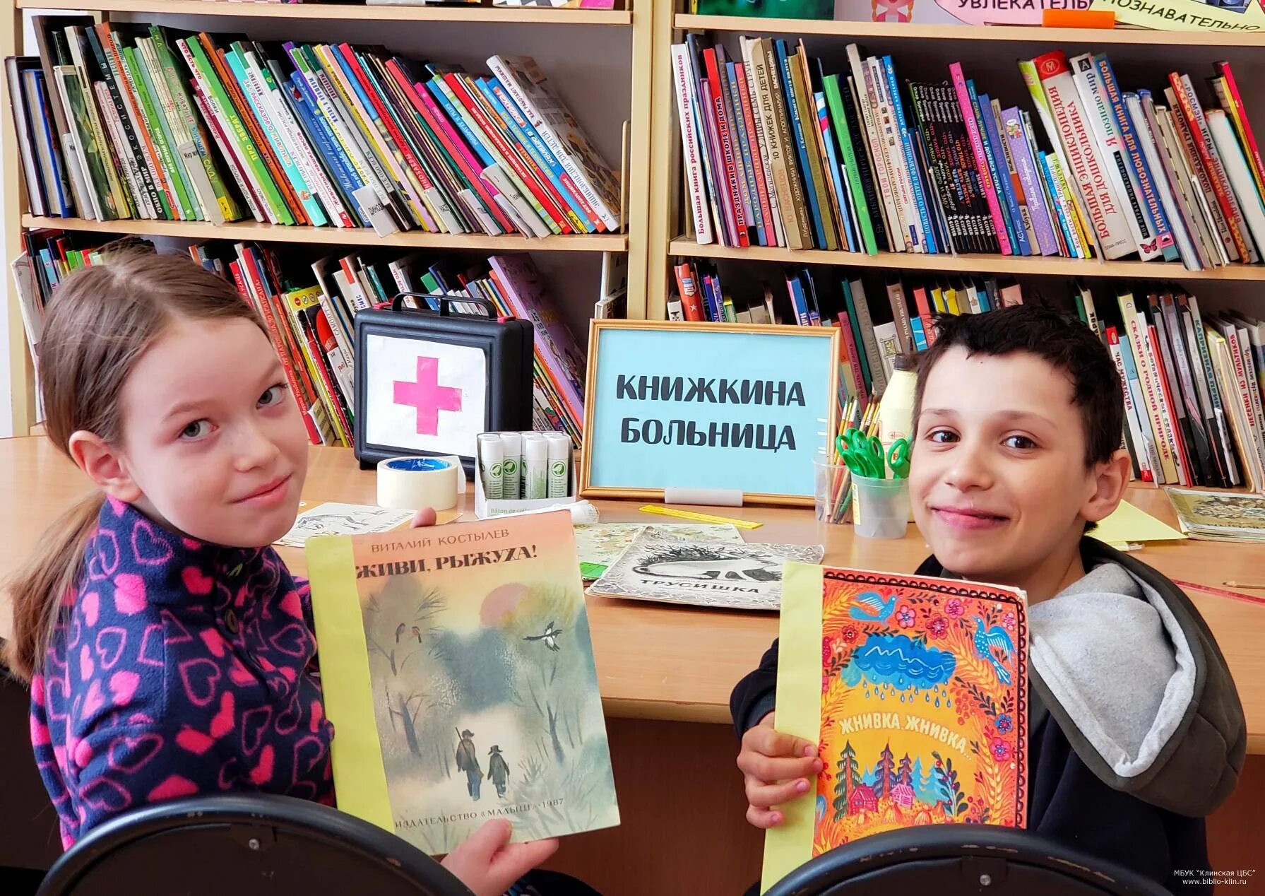 платные мастер классы в библиотеке. мастер класс в библиотеке. мастер классы в библиотеке руки. носить книги. дети делают поделки в детском саду.