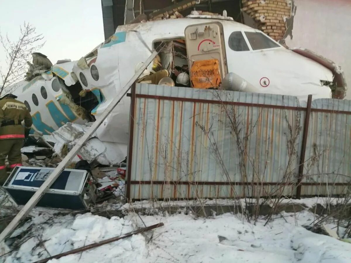 Какой самолет упал сегодня. Fokker 100 Алматы катастрофа. Fokker 100 bek Air катастрофа. Крушение самолета Казахстан Алматы 27 декабря 2019.