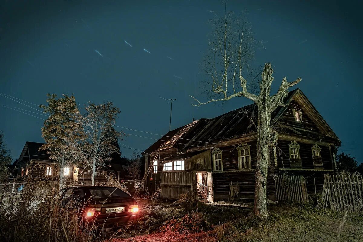 Заброшенный дом в деревне. Страшный дом в деревне. Мрачные деревни россии. Полуразрушенный дом в россии в деревне. Страшные заброшенные деревни.
