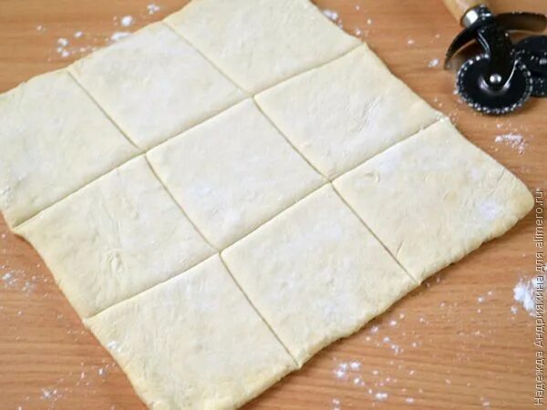 Лимонные конвертики из песочного теста. Конвертики из песочного теста с джемом. Позы тесто квадратиками. Маленькие конвертики слоеное тесто. Квадратики из теста с мясом.