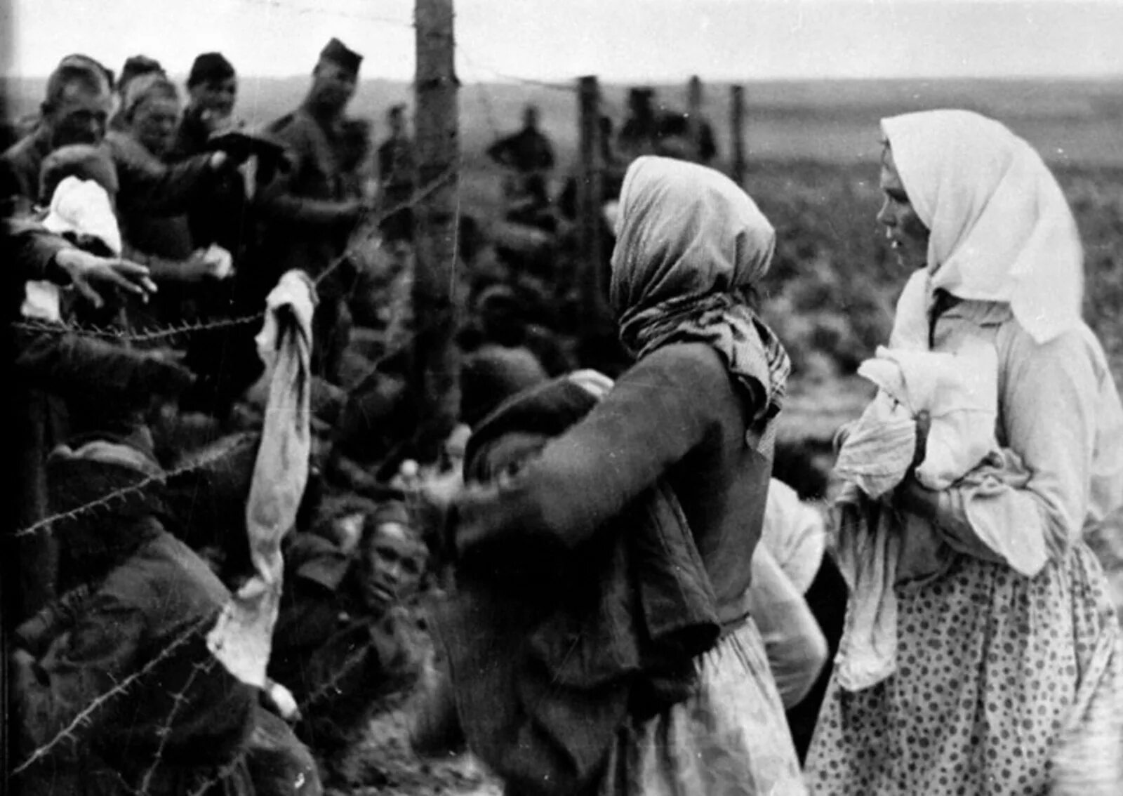 Woman is forced. Пленные женщины в Великой Отечественной войны 1941-1945. Лагерь советских военнопленных 1941. Убитые мирное население ВОВ 1941. Советские военнопленные во время Великой Отечественной войны.