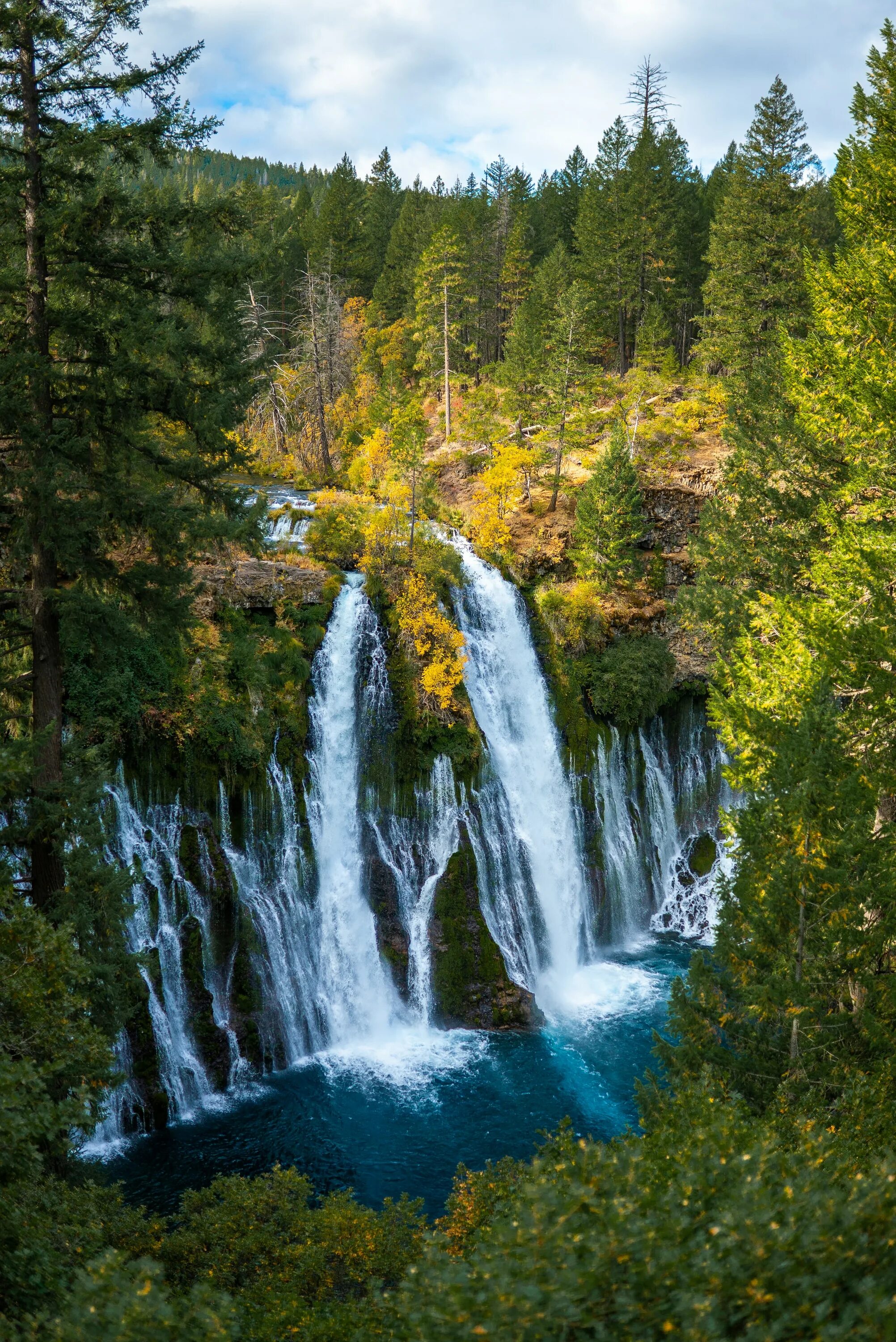 Природа. Красивые водопады. Лесной водопад. Картинки на заставку.