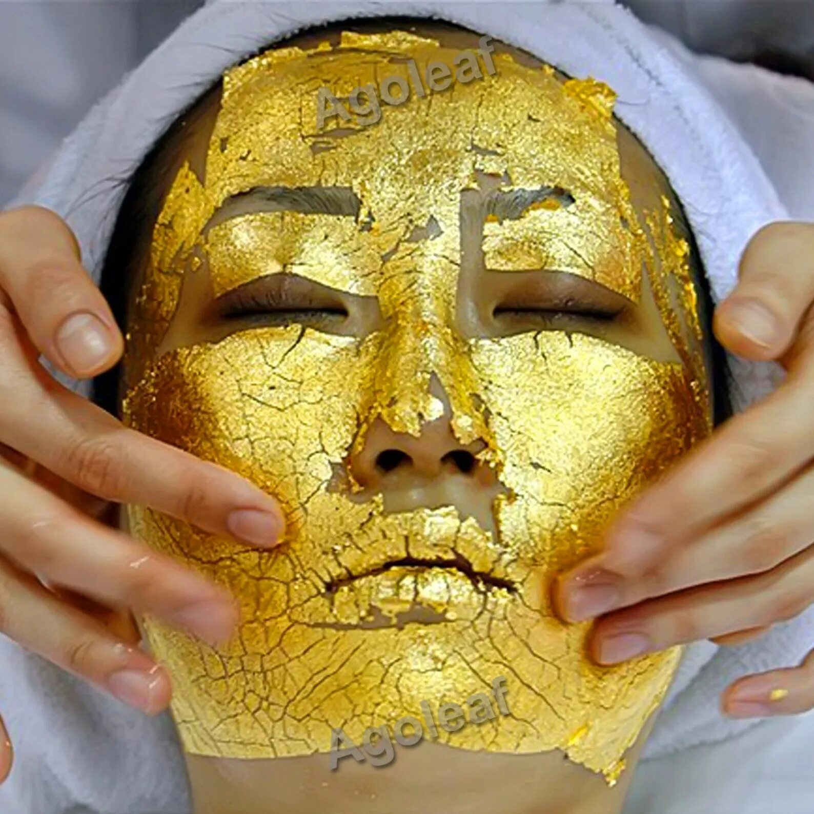 Золотая маска 1. 24 k gold mask. косметическая золотая маска для лица. маска из сусального золота для лица. маска из золота.