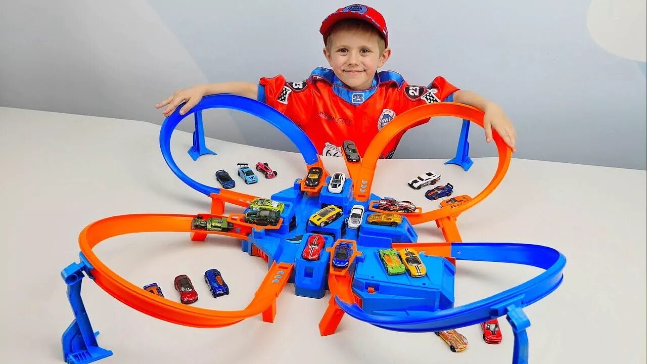 Машинки хот Вилс с Даником. Даник и игрушки хот Вилс. Hot Wheels трек перекресток. Гонщик Даник хот Вилс. Super track