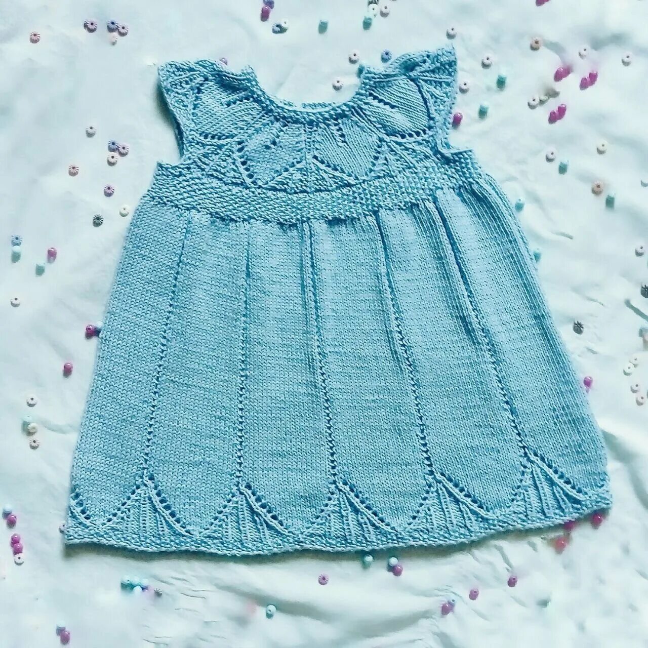 Вязаное платье для девочки спицами. Вязаное платье для девочки 2 года. Вязаное платье для девочки 1 год. Платье для девочки 2 года спицами. Платье спицами 6 месяцев