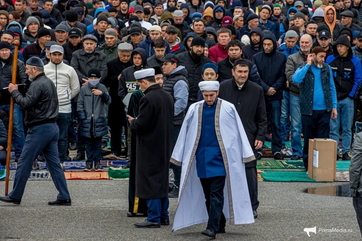 Сегодняшний праздник мусульман. Ураза байрам, праздник разговения. Ураза байрам Синьцзян. Рамадан байрам праздник разговения. С праздником мусульман Ураза байрам.