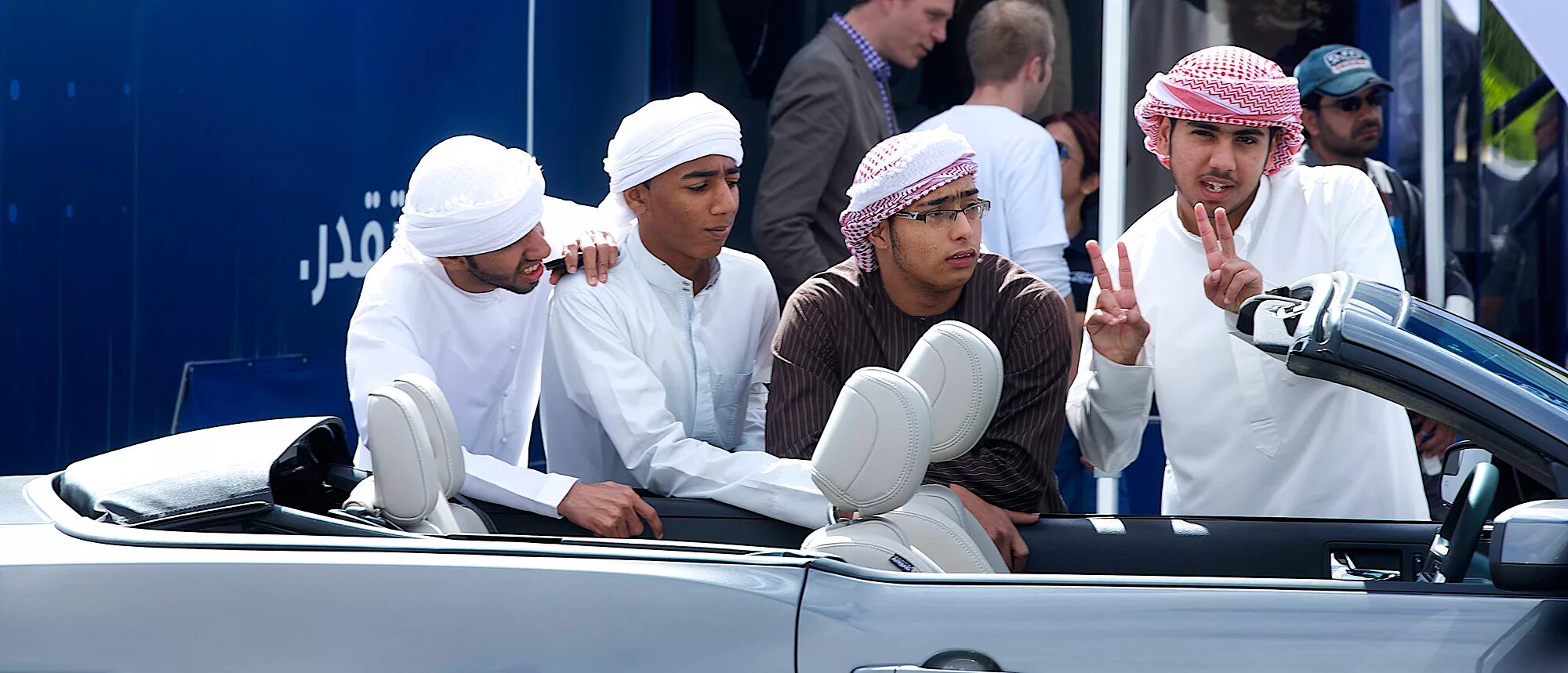 дубай пляж девочки. арабы в екатеринбурге. Gaia dubai. мухаммед бин рашид район в дубае. дубай марина молл магазины.