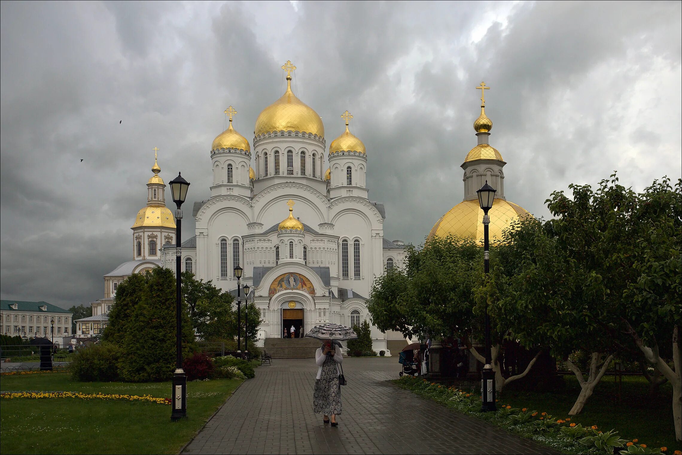 М біла. Белая Церковь с золотыми куполами. Белый храм с золотыми куполами в Москве.