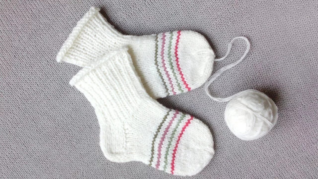 Носочки на 7 месяцев. Носки детские вязаные. Вязаные носочки для малышей. Носки для новорожденных спицами. Детские вязаные нос.