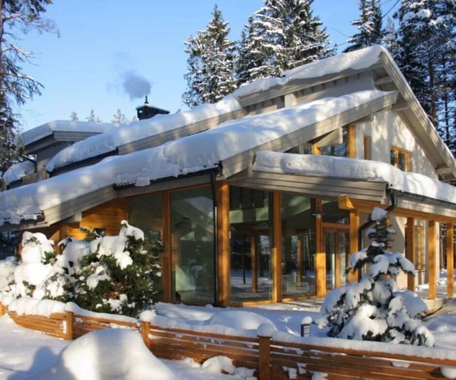 Зимний домик. Загородный дом зимой. Зимний деревянный дом. Дачный домик зимой. Загородный дом зима