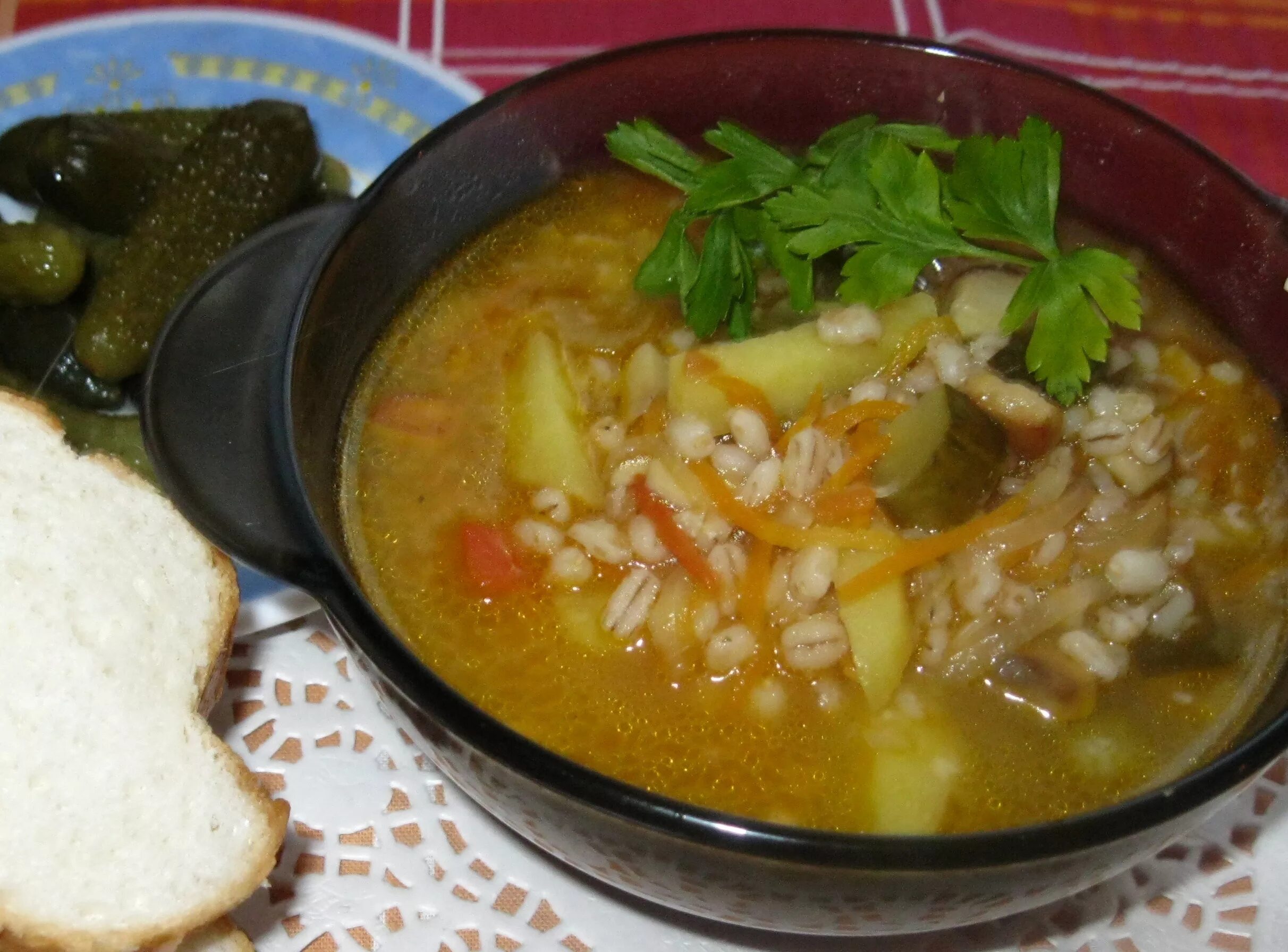 Рассольник рецепт с рисом и огурцами. Суп рассольник с перловкой. Суп рассольник с перлов. Рассольник с перловкой рассольник с перловкой. Суп рассольник с перловкой и солеными.