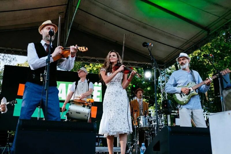 Пикник группа сцена. Солист группы пикник. Группа пикник. Флейтист группа пикник. Кавер группа фаберже.