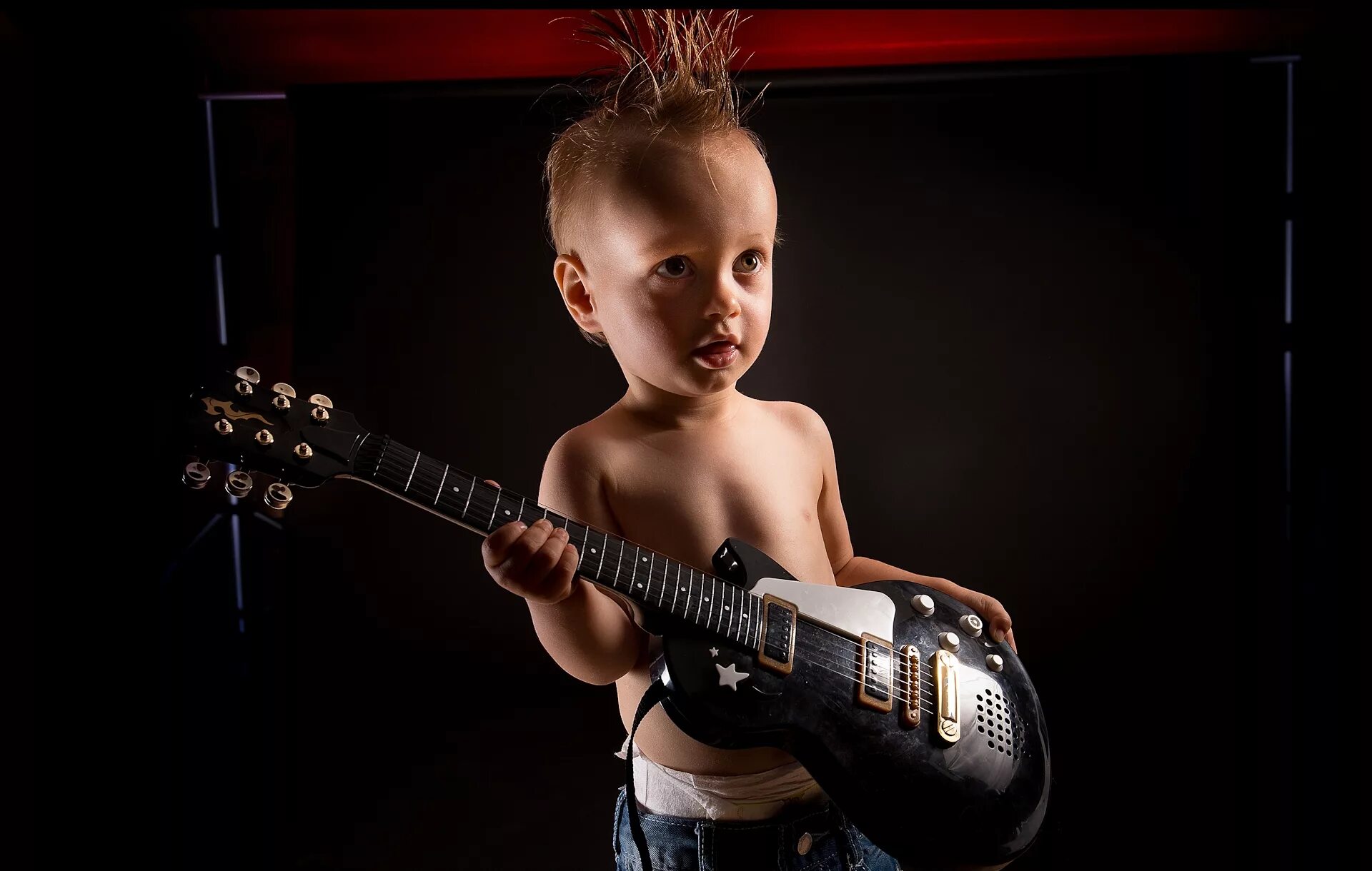 Играй 1 рок. Гитара для детей. Мальчик с гитарой. Гитарист с электрогитарой. Дети рокеры.