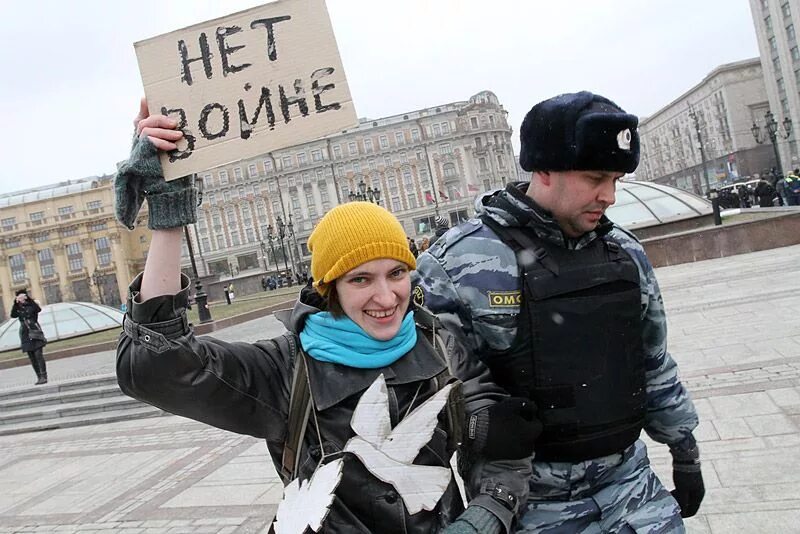 Выйти против войны. Лозунги против войны с Украиной. Антивоенные лозунги против войны в Украине. Россия против Украины. Нет войне Украина лозунги.