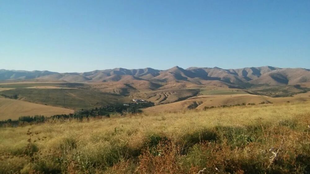 Горы южного казахстана. Степи тянь-шаня. Южный казахстан фото. Юг казахстана. Крепости казахстана.